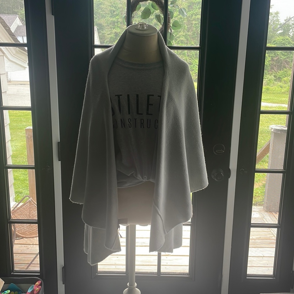 One Size Light Green Shawl Brand: LOOK Size: One Size